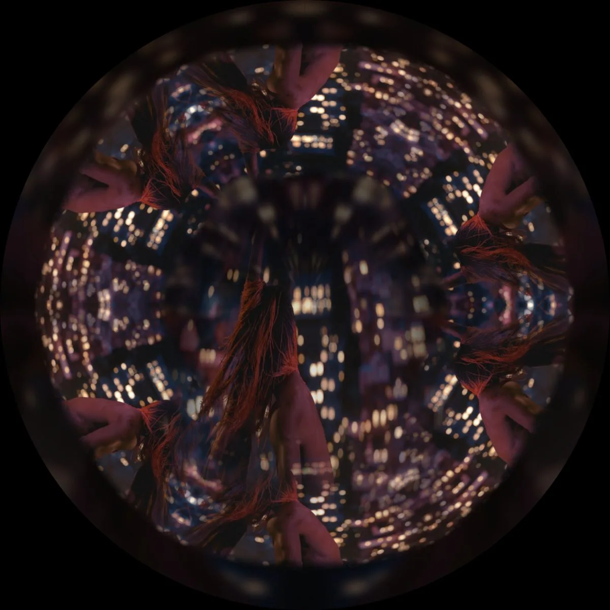 Domemaster de la corona: un fotograma de Planet City de Liam Young, en adaptación al domo en curso por David, repetido en espejo alrededor del borde del círculo, con una figura de pelo rojo y luces de ciudad; el centro queda más oscuro.