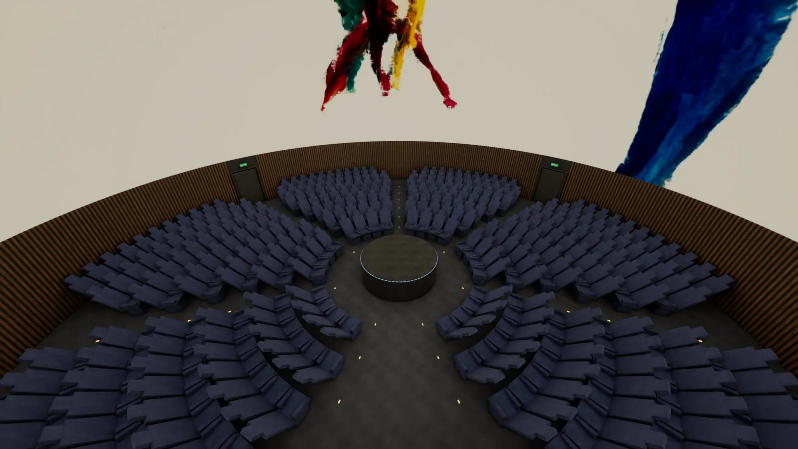 Vista d'insieme della sala virtuale dall'alto: poltrone blu disposte a spicchi intorno a una pedana, una parete di listelli di legno e la pittura proiettata sulla cupola