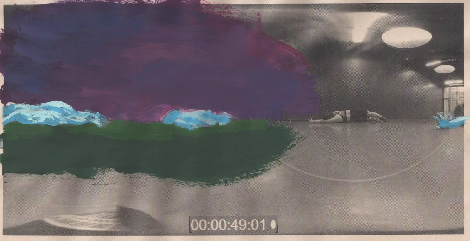 Scansione di un fotogramma: la metà sinistra dipinta con cielo viola, montagne azzurre e suolo verde, la destra lascia vedere la foto 360 in grigio della sala