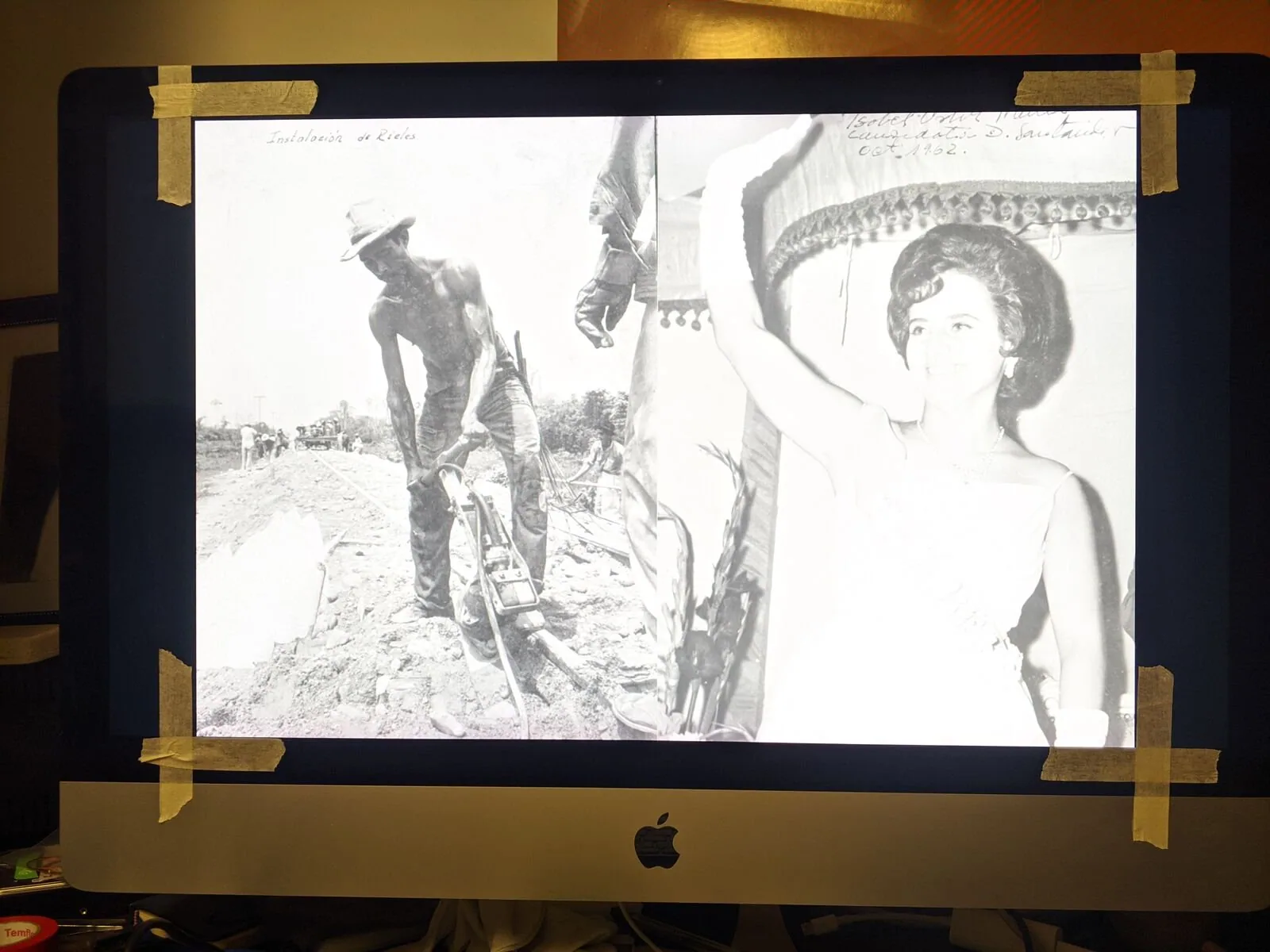 Fotografia d'archivio in bianco e nero sullo schermo di un iMac, con nastro di carta agli angoli come segni d'inquadratura.
