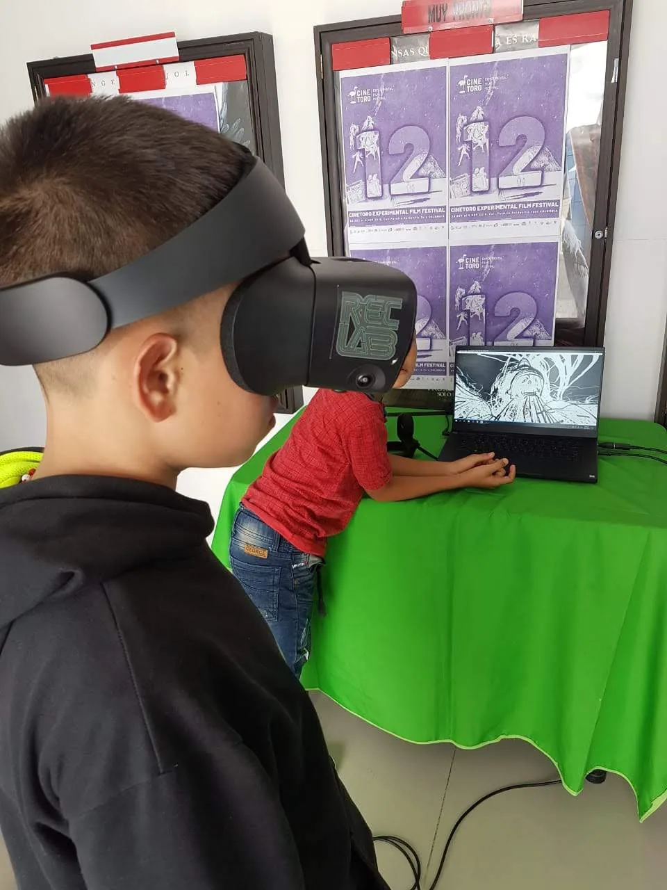 Un bambino prova l'esperienza con visore VR e portatile al 12° Cinetoro Experimental Film Festival