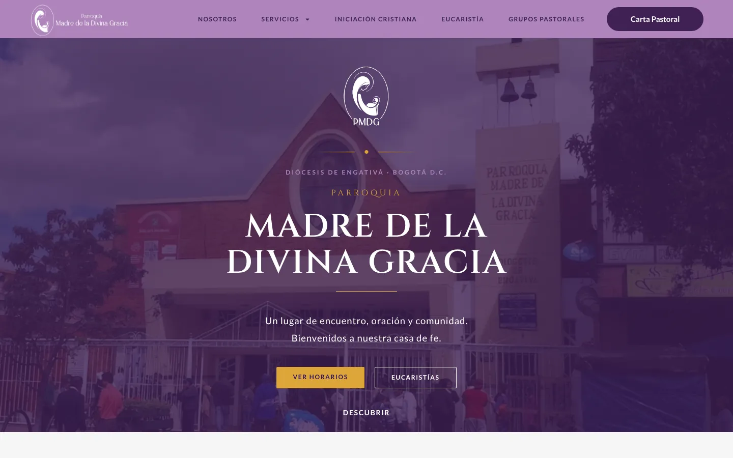 La portada del sitio de la parroquia: la fachada del templo bajo un velo violeta, el logo, el nombre en mayúsculas y dos botones, Ver horarios y Eucaristías.